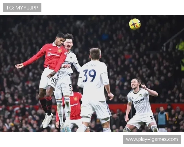 勒温头球攻门中柱，利兹联错过领先机会